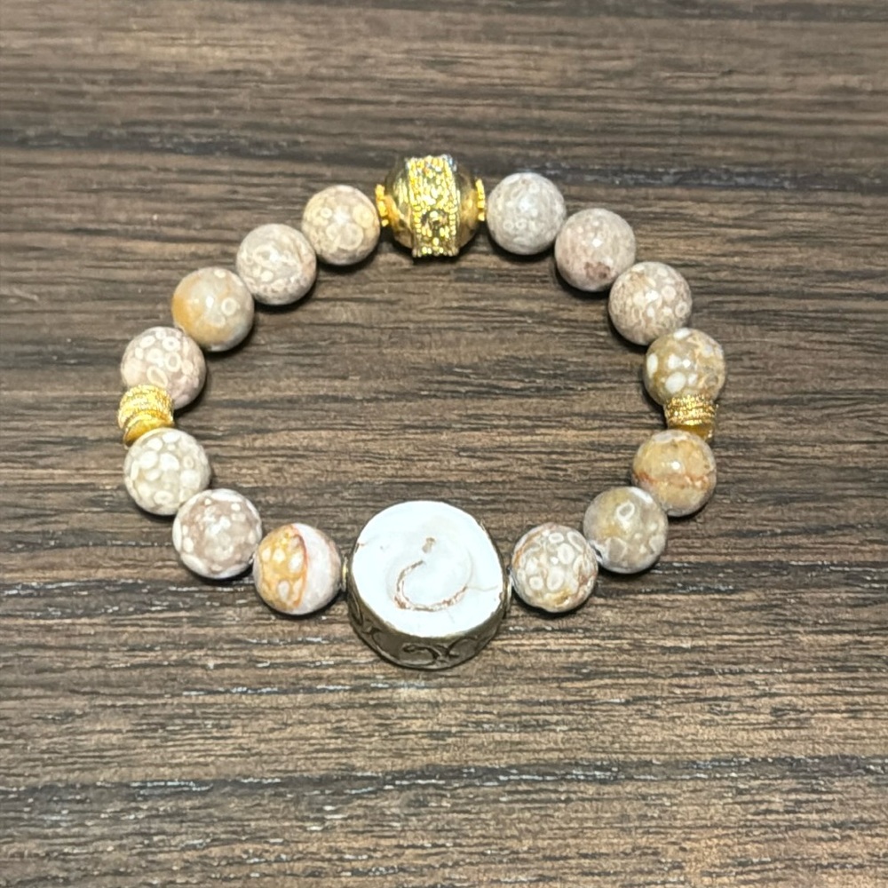 Conch shell focal beaded bracelet